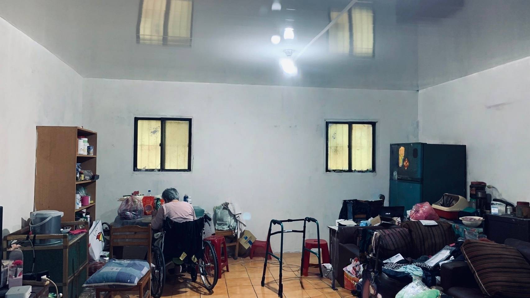  阿娥阿嬤的住家經過整修後 屋內煥然一新 也變明亮多了